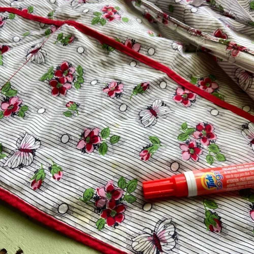 VTG 40s / 50s Hand Sewn Cherry Blossom and Butterfly Front Pocket Wrap Cobbler A